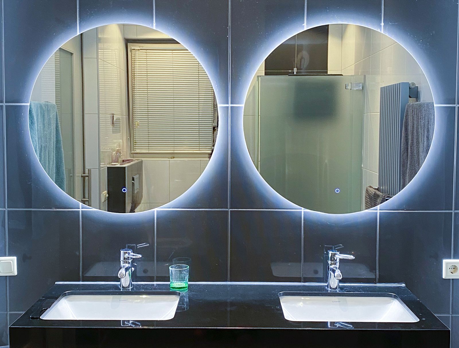 Badkamerspiegel Lena met sfeerverlichting klant impressie