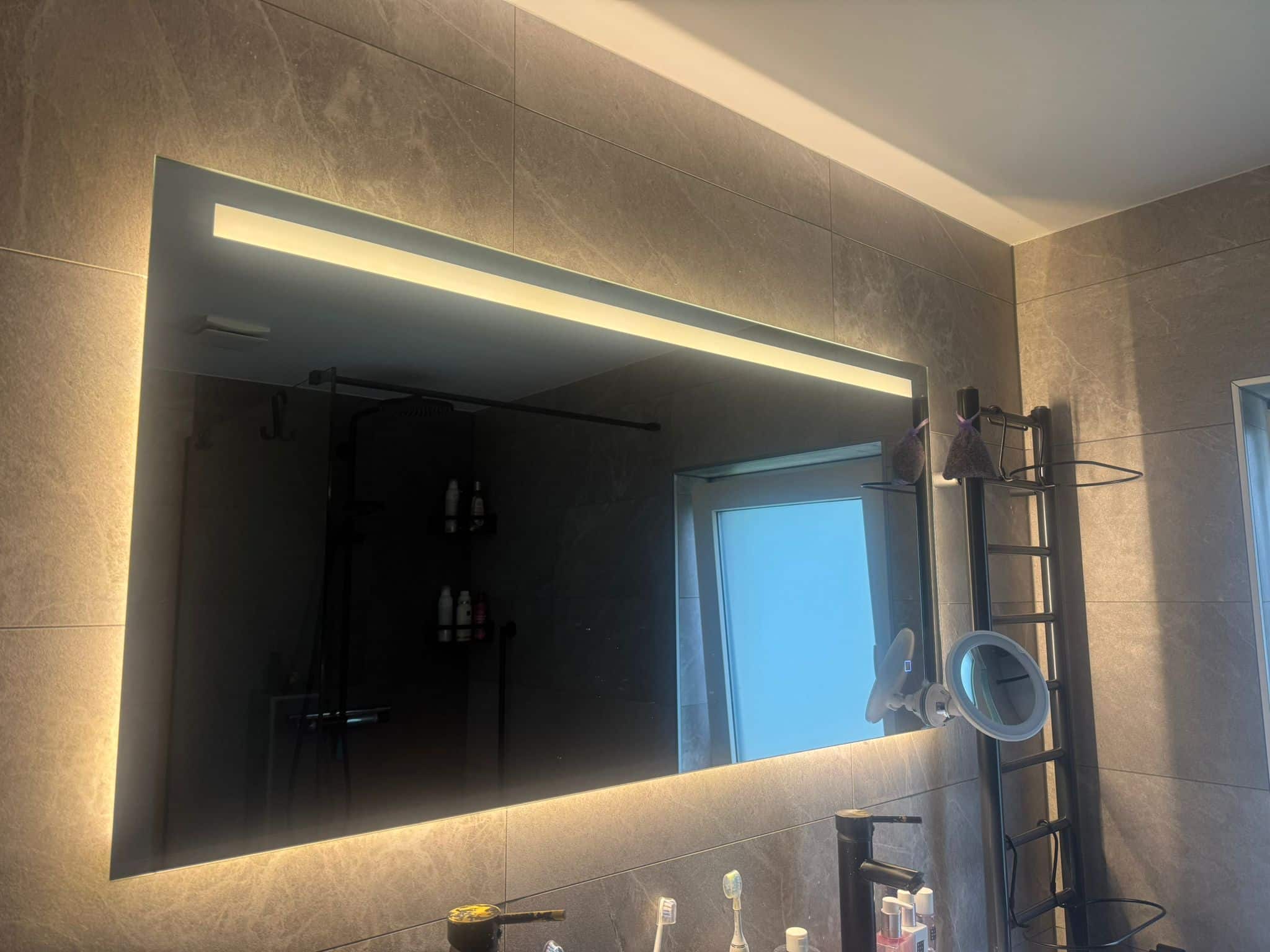 Badkamerspiegel Ambi LED 120x60 klant sfeer 1-1