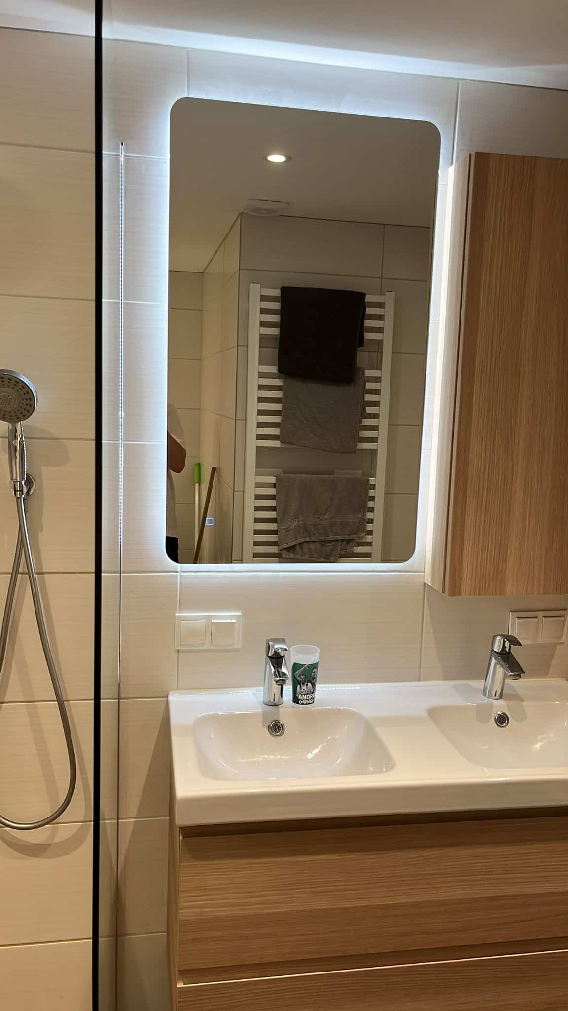 Badkamerspiegel Malaga 100x60 verticaal sfeer klant