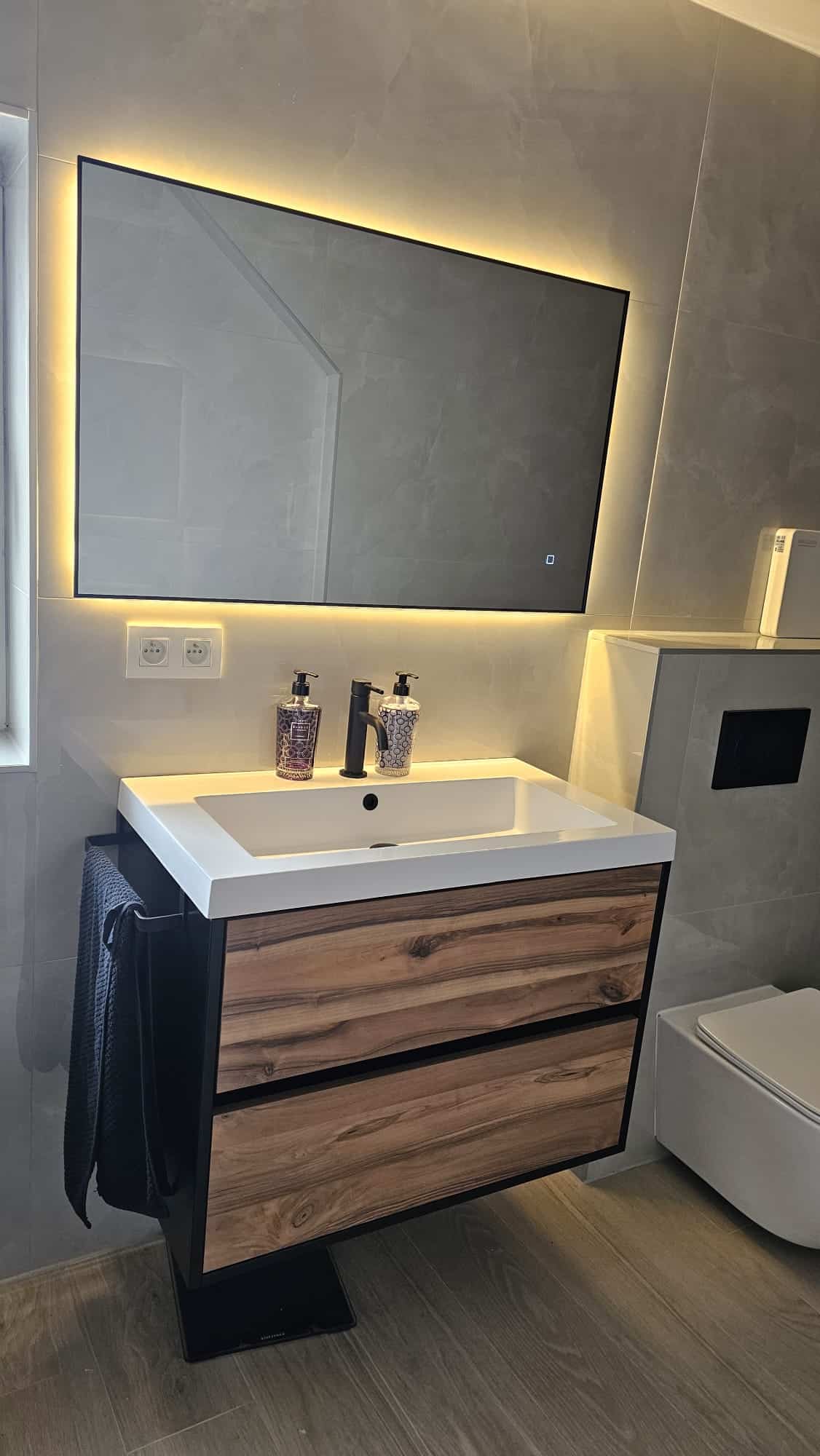 Badkamerspiegel Sorento 100x60, met zwarte lijst, sfeer klant meubel (2)