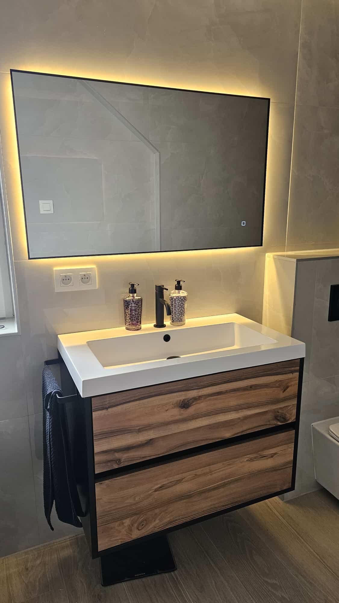 Badkamerspiegel Sorento 100x60, met zwarte lijst, sfeer klant meubel (3)