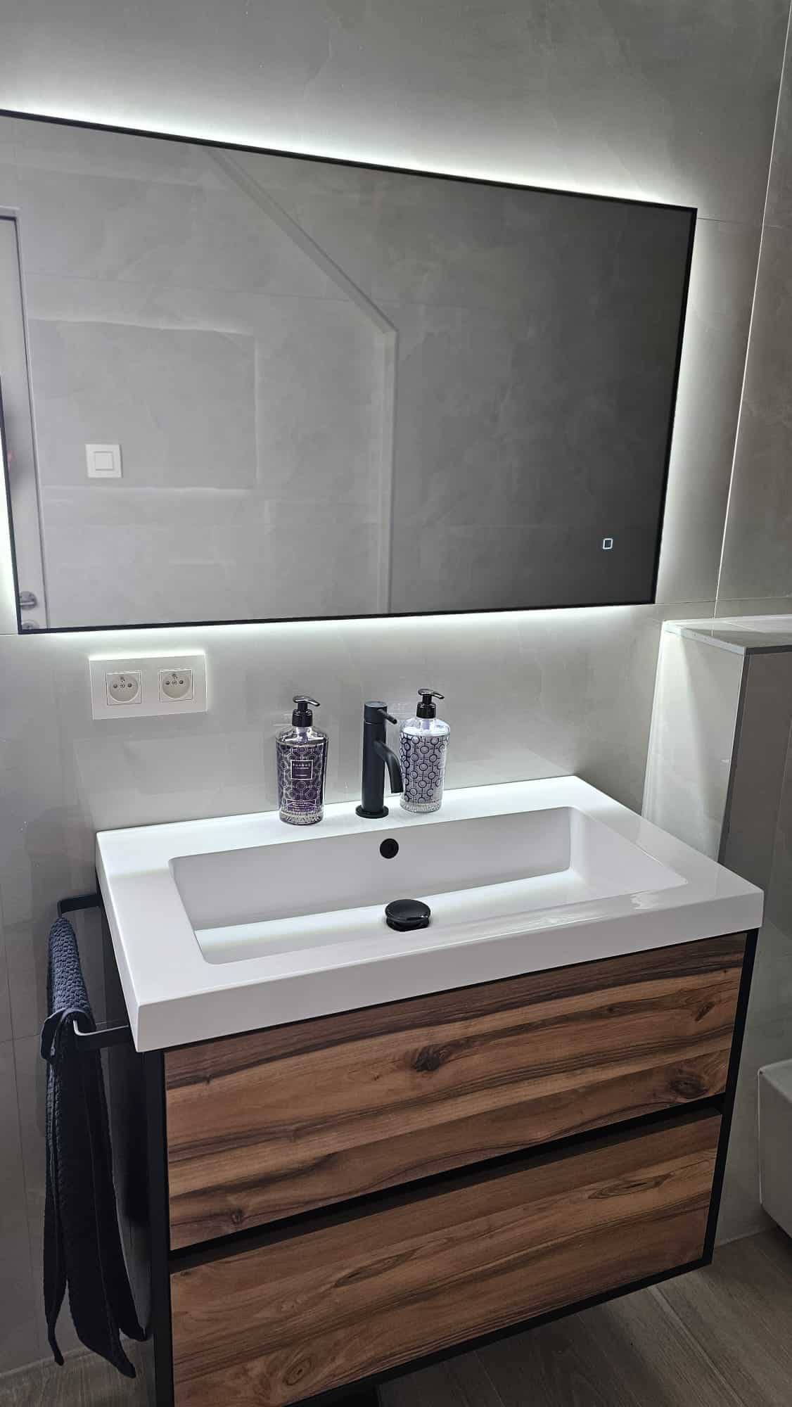 Badkamerspiegel Sorento 100x60, met zwarte lijst, sfeer klant meubel (4)