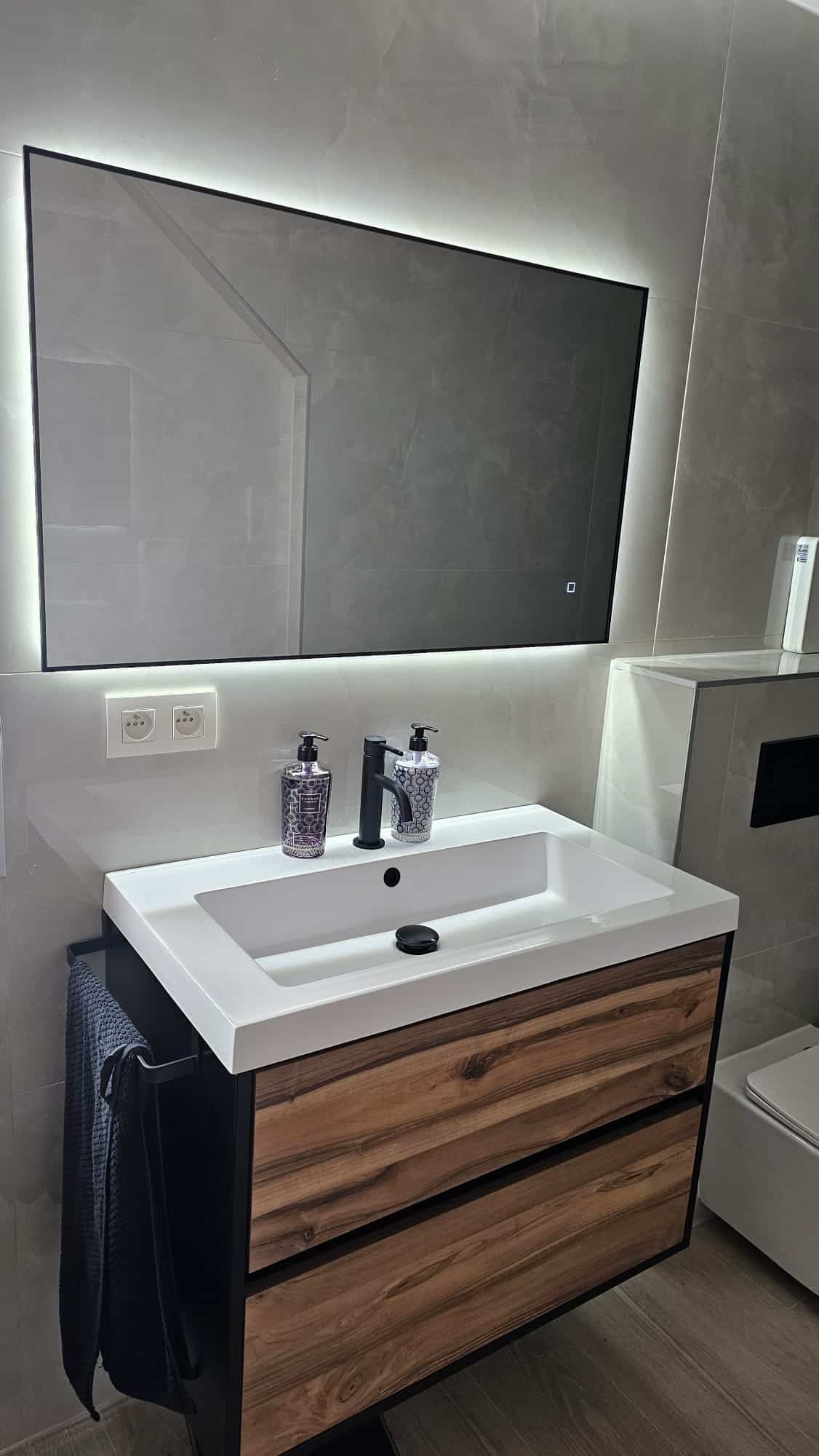 Badkamerspiegel Sorento 100x60, met zwarte lijst, sfeer klant meubel